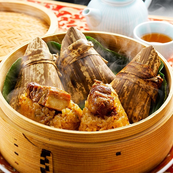 豚肉、椎茸などの旨味が、もち米に凝縮され、竹皮を開いた香りが格別。横浜中華街の老舗の味わいを凝縮した、豚肉と椎茸の旨味がたっぷり詰まったもち米ちまき 竹皮を開けば広がる香りも魅力的 創業以来愛され続け