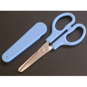 刃先が丸く、キャップ付きで安心。安心 のキャップ付き 丸い刃先で安全 に使える 木村刃物のこどもはさみ、ブルーのV5-135Cが1丁入ったセットを5セットまとめてお得に 青 （まとめ） 木村刃物 キャ