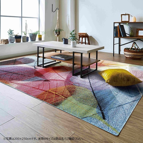 トルコ製の高品質ウィルトン織カーペット『ハミン RUG』が、あなたのお部屋を華やかに彩ります サイズは約160×230cmで、マルチカラーの美しいデザインが目を引きます ですが、お手元に届いた瞬間から